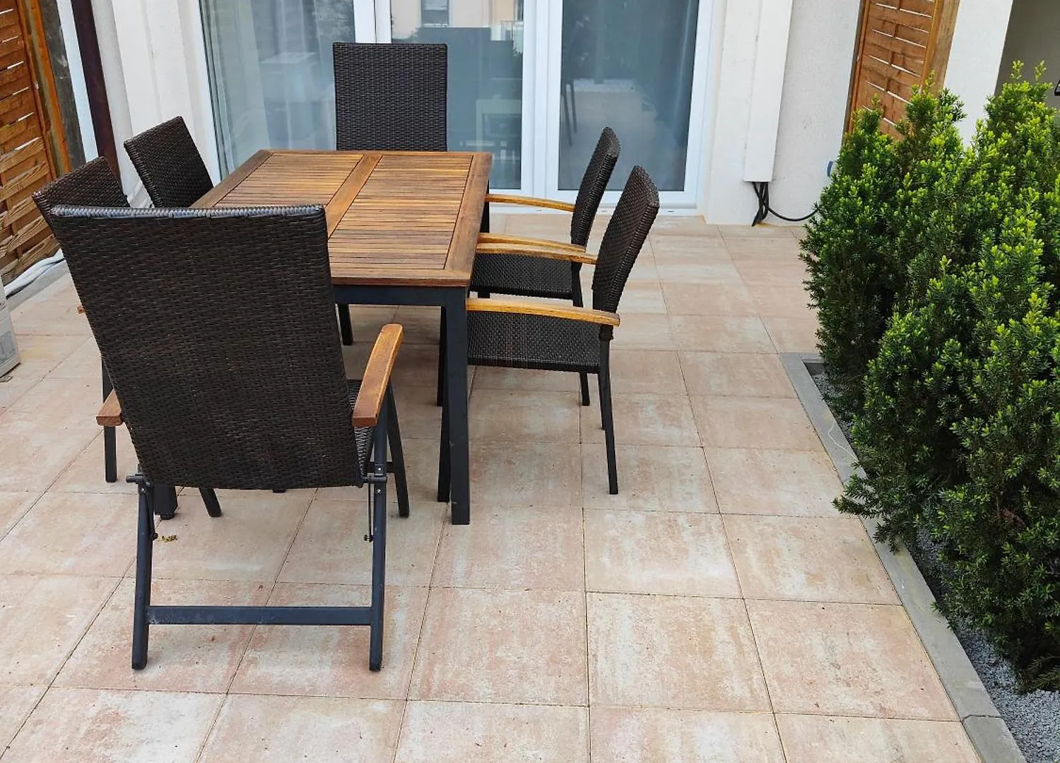 Eleonoras Ferienwohnung In Wuerzburg Stadt Mit Terrasse Im Erdgeschoss Inklusive Eigenen Parkplaetzen Vor Der Tuer Germany